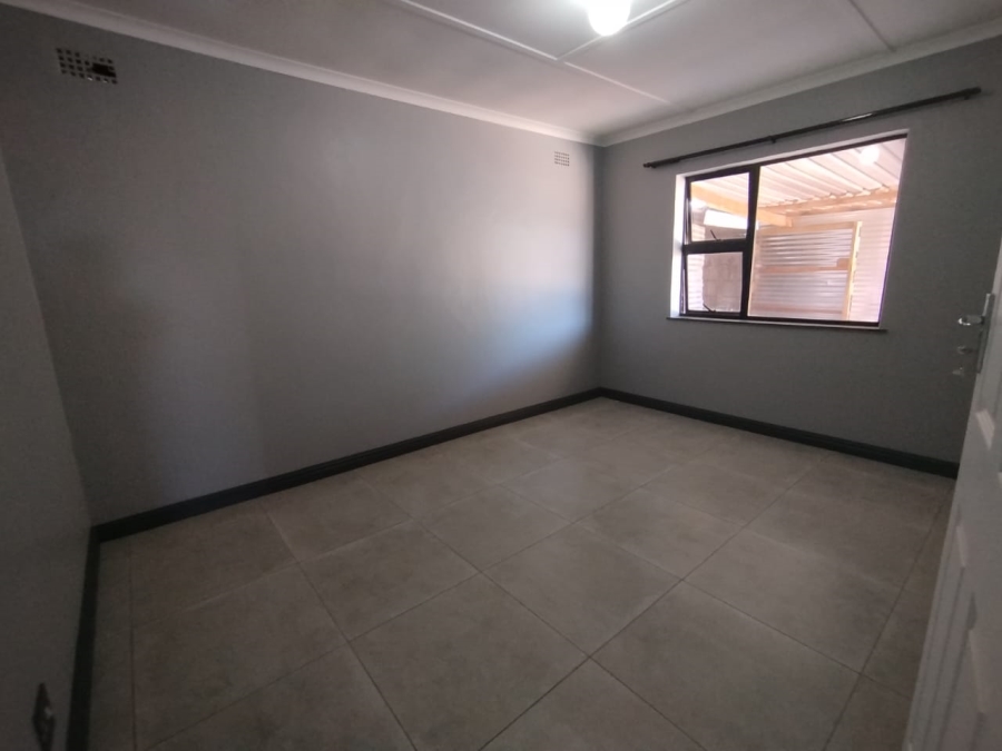 To Let 4 Bedroom Property for Rent in Louwville Western Cape